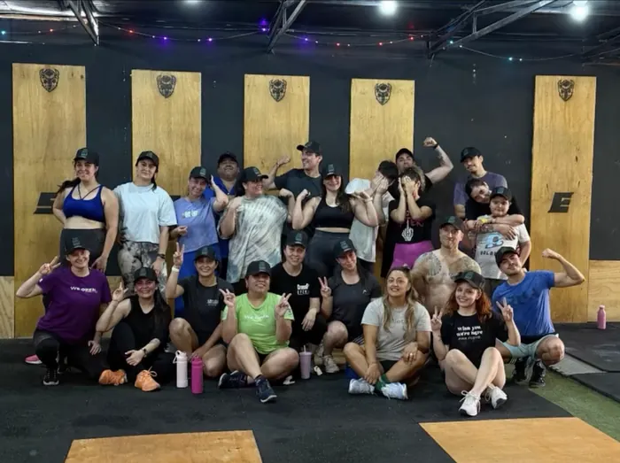 Alumnos de Bisonte CrossFit en una foto grupal dentro del box