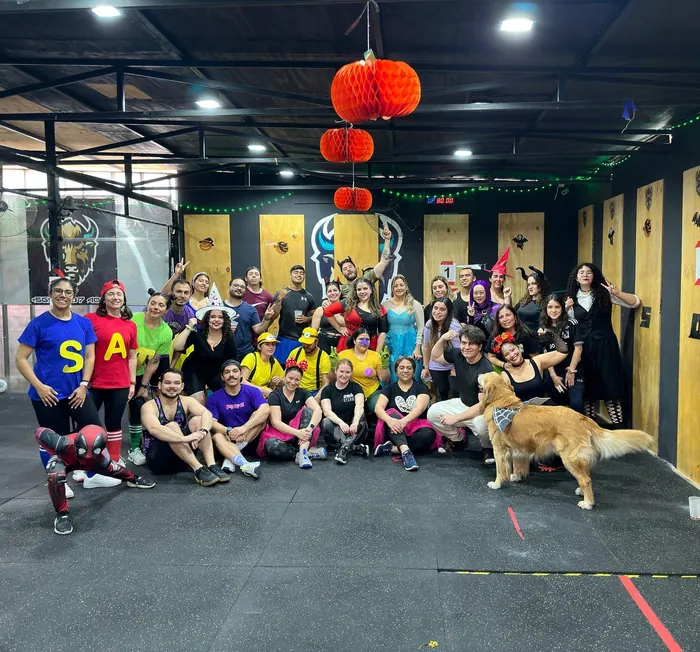 Comunidad de Bisonte CrossFit celebrando disfrazados dentro del box